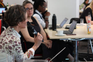 Prof. Dr. Anna-Katharina Hornidge spricht in ein microphon aif der Konferenz