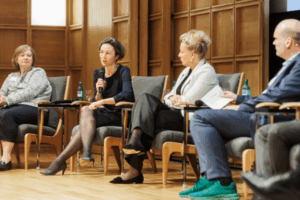 Podium auf der Veranstaltung