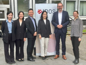 Gruppenfoto vor dem IDOS