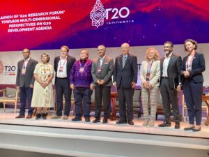 Group photo of Prof. Dr. Anna-Katharina Hornidge and the RIS