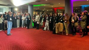 Dr. Steffen Bauer begrüßt die Konferenzteilnehmenden im Namen von IDOS und des wissenschaftlichen Lenkungsausschusses der ESG während des Eröffnungsempfangs der TC/ESG-Konferenz 2025. ©IDOS