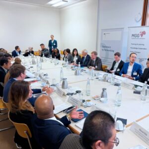 Photo: Teilnehmende des IF-Programms 2025 bei einer Konferenzsitzung mit Vertreter*innen der Diplomacy by Networking-Initiative und der MGG Academy.