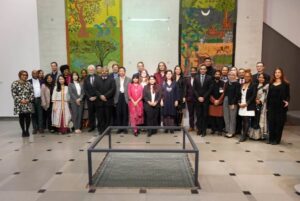 Gruppenfoto der Teilnehmenden des IF-Programms 2025 beim Empfang in der indischen Botschaft in Berlin.