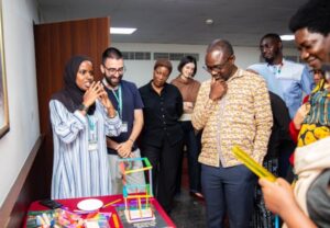 Photo: IDOS-Mitarbeiterin Lena-Marie Putz mit einigen Teilnehmenden der Shaping Futures Academy in der zweiten Präsenzphase in Accra.