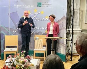 Photo: Prof. Hornidge bei der Stiftung Heiligenberg Jugenheim.