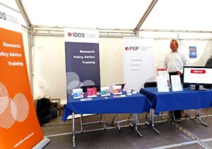 Photo: IDOS online editor Denis Neumann at the IDOS booth in Bonn.
