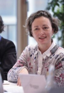 Prof. Dr. Anna-Katharina Hornidge sitzt an einem Tisch mit ihren Unterlagen.