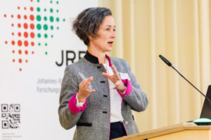 Prof. Dr. Anna-Katharina Hornidge spricht auf dem Podium der Veranstaltung.