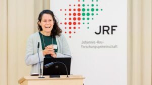 Jana Kuhnt auf dem Podium der Veranstaltung