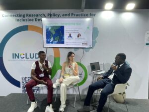 Alt-Text: „Vortrag über internationale Klimaschutzstipendien und Forschungspartnerschaften am DR Congo Pavilion.“