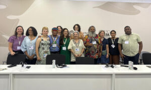 Group photo: Die Podiumsteilnehmenden posieren auf der COP30, darunter auch die IDOS-Forscherin Dr. Aparajita Banerjee.