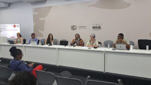 Photo: Die Podiumsteilnehmenden bereit für die Diskussion auf der COP30.