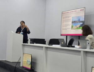 Photo: Dr. Aparajita Banerjee bei ihrem Beitrag zur Podiumsdiskussion auf der COP30.