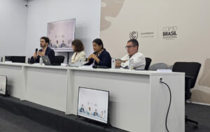 Photo: Die Podiumsteilnehmenden bereit für die Diskussion auf der COP30, darunter IDOS-Forscherin Dr. Aparajita Banerjee.