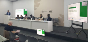 Menschen an einem Tisch