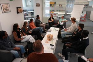 Arbeitsgruppe an einem Tisch