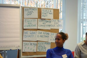 Vor einer Pinnwand mit Zetteln