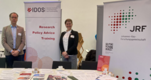 Photo: IDOS-Forschende Christian Böbel und Eva-Maria Lynders auf der NRW-Nachhaltigkeitstagung 2025.