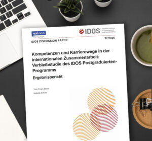Cover: "Kompetenzen und Karrierewege in der internationalen Zusammenarbeit: Verbleibstudie des IDOS Postgraduierten-Programms. Ergebnisbericht" von Tülin Engin-Stock und Isabella Schulz.