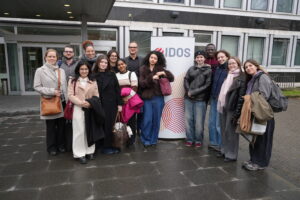 Gruppenphoto: Studierende der ESPOL mit IDOS Mitarbeitern Wendpanga Segueda und Steffen Bauer vorm IDOS.