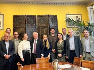 Die Teilnehmer an einem Tisch