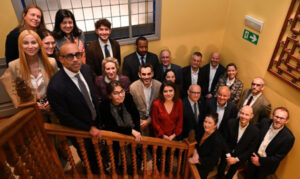 Teilnehmer der Konferenz auf einer Treppe