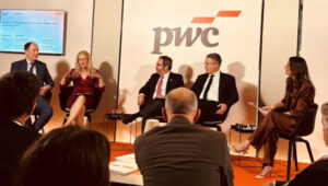Julia Leininger auf dem pwc Panel