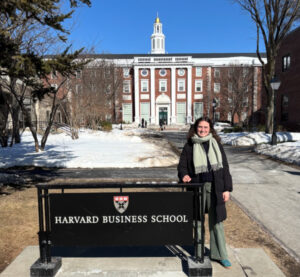 Photo: Alina Sowa vor der Harvard Business School.