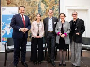 Gruppenphoto: Expert*innen der Bonn Humanitarian & Development Talks, unter anderem IDOS Direktorin Anna-Katharina Hornidge.