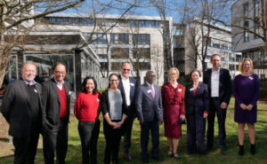 Gruppenphoto: IDOS Wissenschaftlicher Beirat im Garten des IDOS.