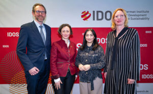 Group photo: Axel Berger, Anna-Katharina Hornidge and Margret Heyen from IDOS together with Federal Minister Reem Alabali Radovan.
