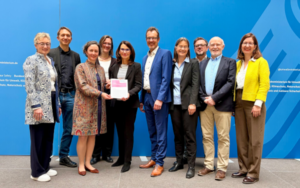 Gruppenphoto: Der WGBU überreicht den veröffentlichten Lagebericht „Sicherheit – nachhaltig und integriert“ der parlamentarischen Staatssekretärin Rita Schwarzelühr-Sutter im Bundesministerium für Umwelt, Klimaschutz, Naturschutz und Reaktorsicherheit.