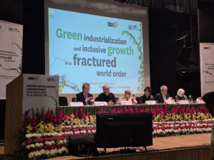 Photo: Die Teilnehmenden sitzen vor der Präsentation zum Thema "Green industrialization and inclusive growth in a fractured world order".