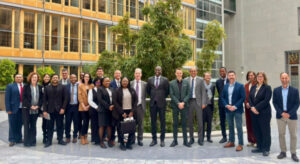Group photo: Experts from Europe and Africa in front of the BDI, including IDOS researchers Dr Lena Gutheil and Dr Benedikt Erforth.