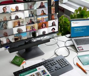 Photo: Das Eröffnungsmeeting der Shaping Futures Academy auf einem Computerbildschirm, das die Teilnehmenden zeigt.