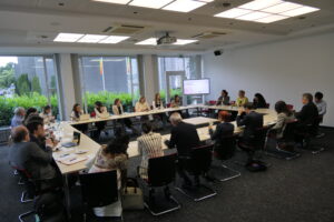 Viele Menschen in einem Tischkreis beim Roundtable