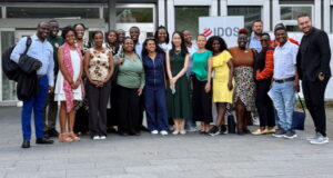 African Union Media Fellows besuchen IDOS, Gruppenphoto vor dem IDOS Gebäude in Bonn