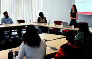 African Union Media Fellows besuchen IDOS, Senior Researcher Hangwei Li spricht zu den Gästen