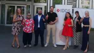 Groupphoto: The panellists meeting with Julia Leininger in front of IDOS.